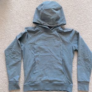 Lululemon pull over sweater in size Woman’s size 6